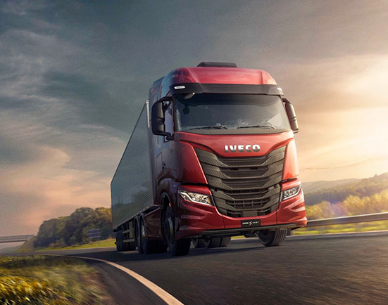 Movimentação de máquinas e grandes volumes. Frota adequada para logística pesada.